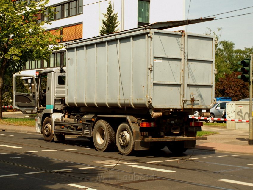 LKW riss Oberleitung ab Koeln Deutz Am Schnellert Siegburgerstr P036.JPG